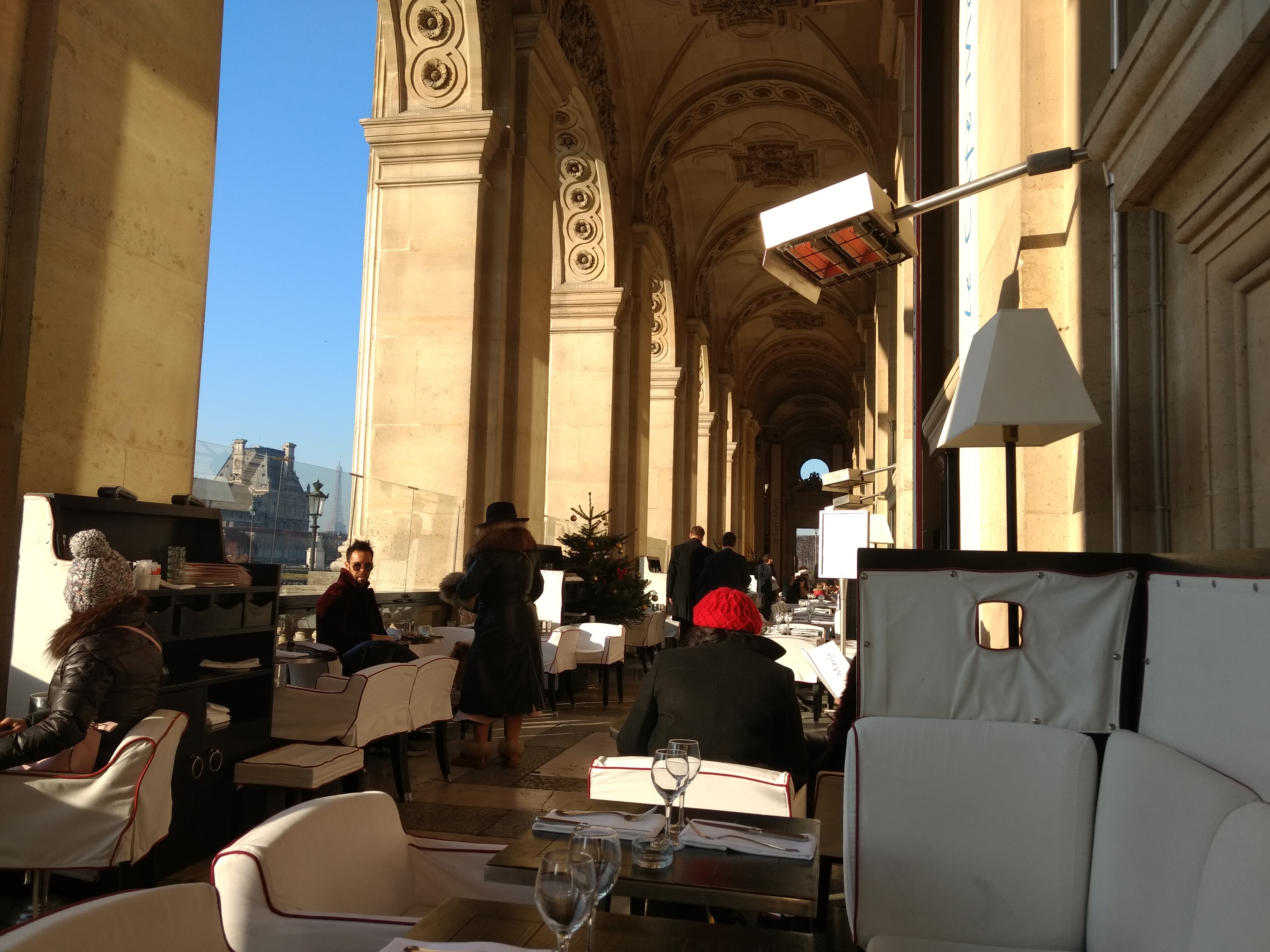 where to eat at the Louvre